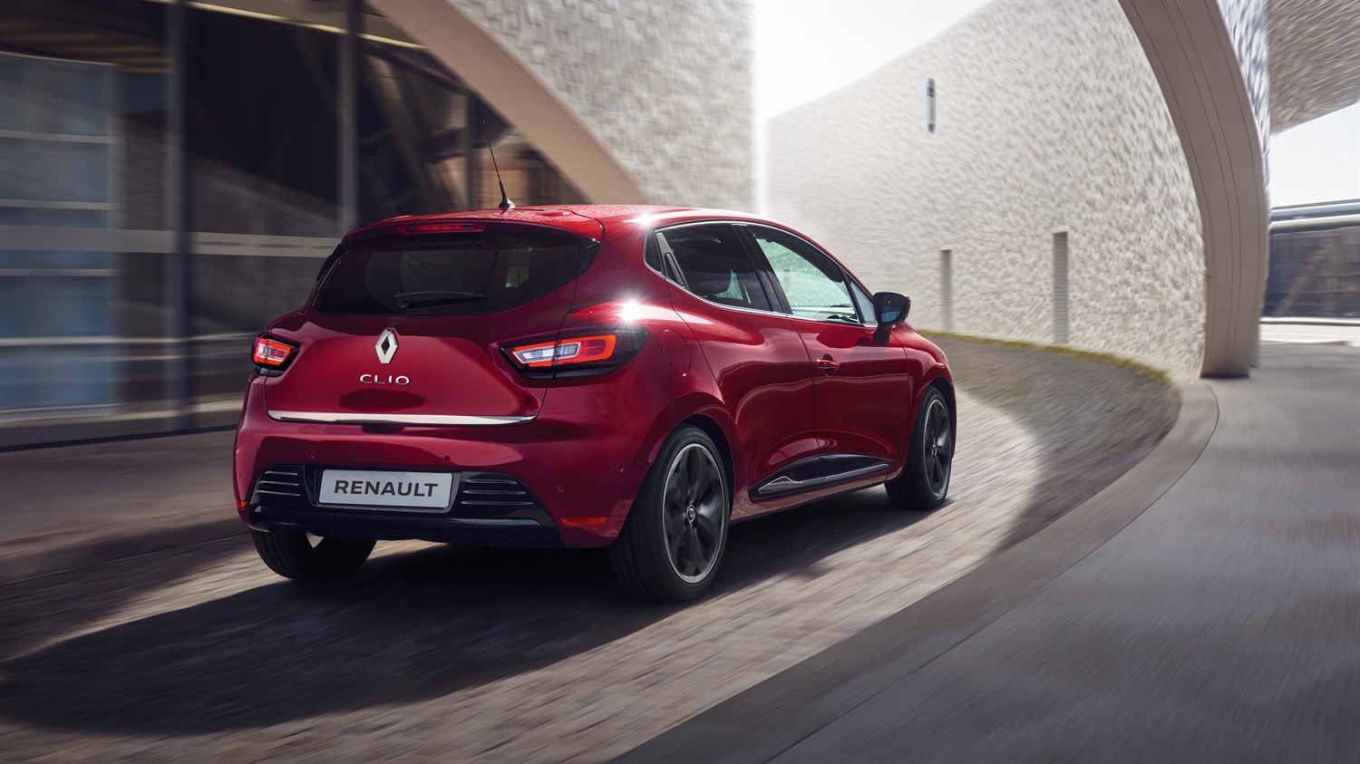 Renault CLIO - design extérieur - vue 3/4 arrière sur route