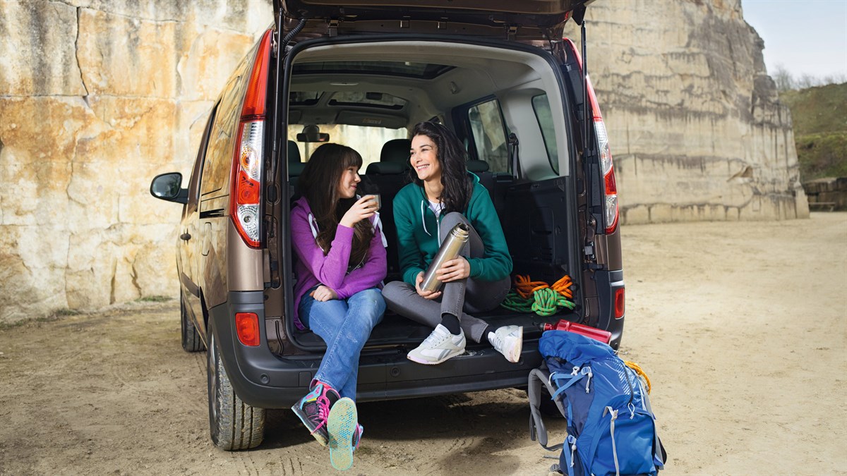 Renault KANGOO - Femmes assises en train de discuter dans le coffre grand ouvert