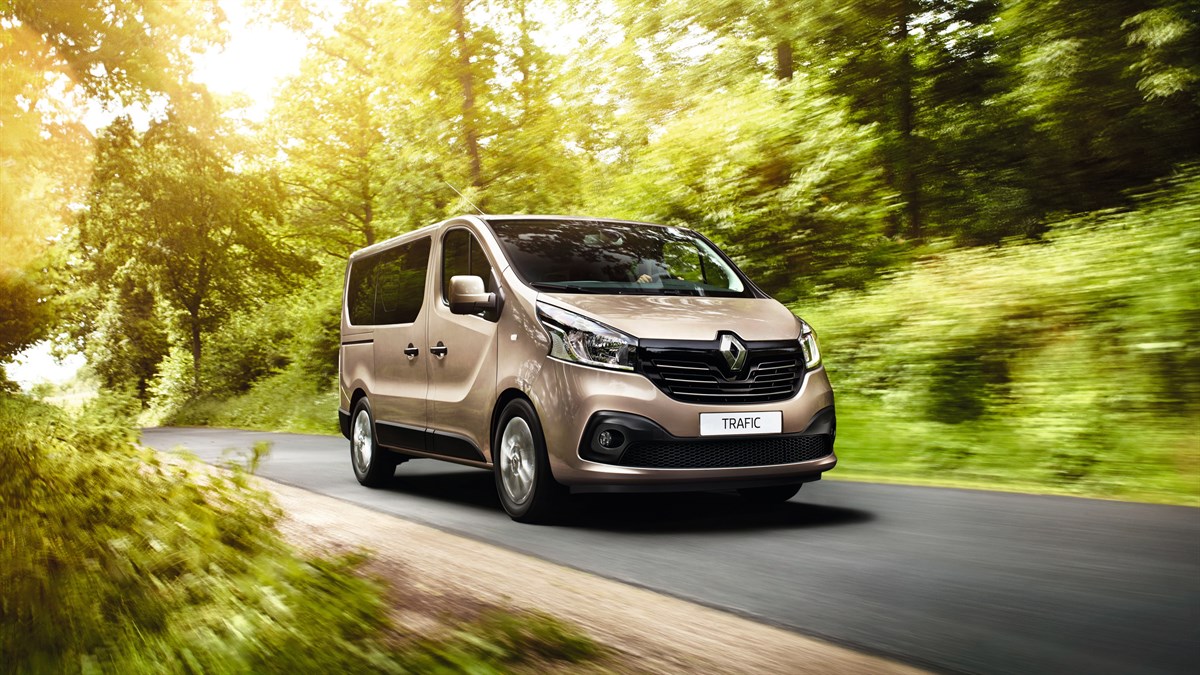 Renault TRAFIC Passenger - véhicule sur route dans les bois